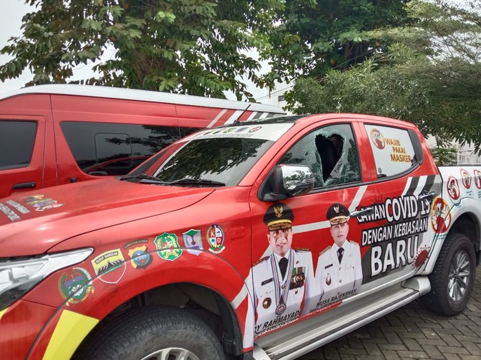 Mobil Satgas COVID-19 yang diduga dirusak saat razia protokol kesehatan di Sumut