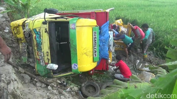 Mobil terjun ke sawah di Subang.