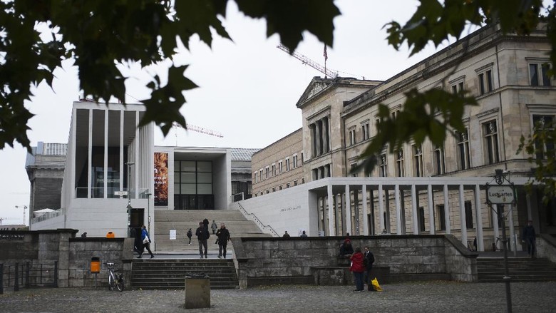 Museumsinsel di Berlin, Jerman The main entrance to the Museums Island and the Neue Museum, left, in Berlin, Wednesday, Oct. 21, 2020. A large number of art works and artifacts at some of Berlins best-known museums were smeared with a liquid by an unknown perpetrator or perpetrators earlier this month, police said Wednesday. The numerous works in several museums at the Museum Island complex, a UNESCO world heritage site in the heart of the German capital that is one of the citys main tourist attractions, were targeted between 10 a.m. and 6 p.m. on Oct. 3, police said. (AP Photo/Markus Schreiber)