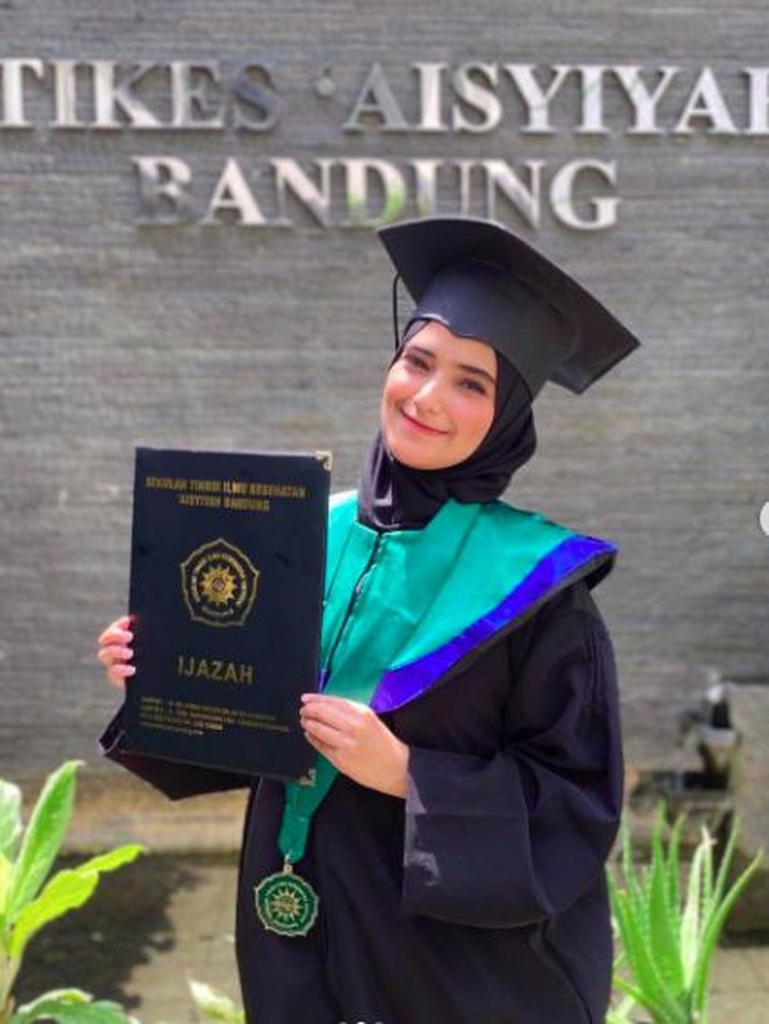 Nadya Mustika Nadya Mustika wisuda