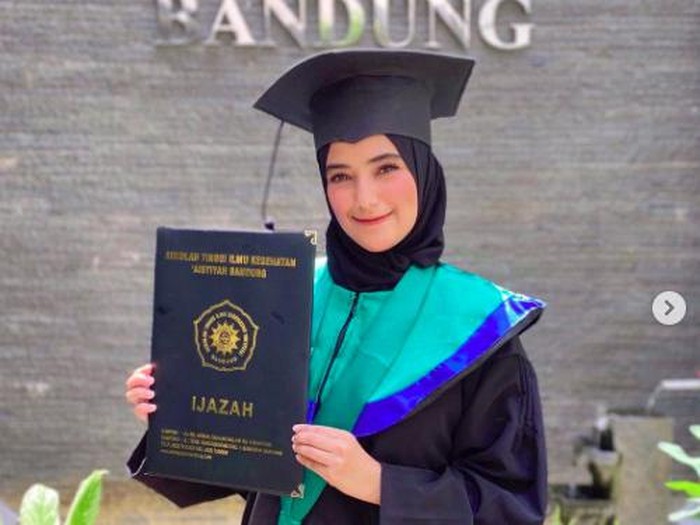 Nadya Mustika wisuda