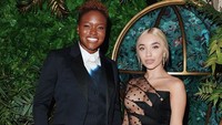Ella Baig jadi perhatian karena tampil seksi saat hadiri acara bersama petinju wanita Nicola Adams. Dok. Instagram/ella.baig