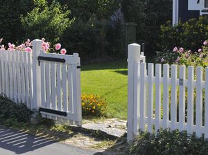 4 Jenis Pagar Kayu buat Halaman Rumah Tampak Lebih Cantik