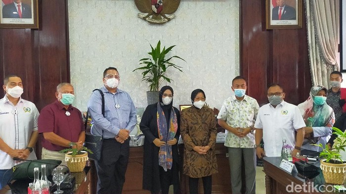 Panitia khusus (Pansus) Banjir DPRD DKI Jakarta melakukan kunjungan kerja di Surabaya. Mereka meminta saran Wali Kota Surabaya Tri Rismaharini, terkait penanganan banjir.