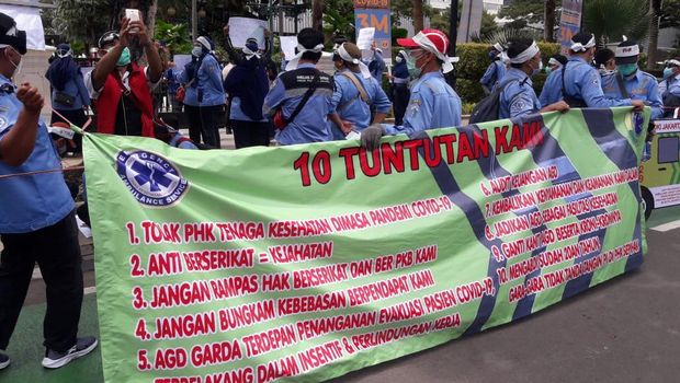 Pekerja Ambulans Dinkes DKI demo tuntut tak ada PHK saat pandemi