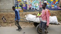 Phillista Onyango, yang memimpin Jaringan Afrika untuk Perlindungan dan Pencegahan Pelecehan dan Penelantaran Anak yang berbasis di Kenya, mengatakan dengan sekolah yang ditutup, para orang tua di lingkungan berpenghasilan rendah lebih memilih agar anak-anak bekerja daripada tinggal di rumah.  