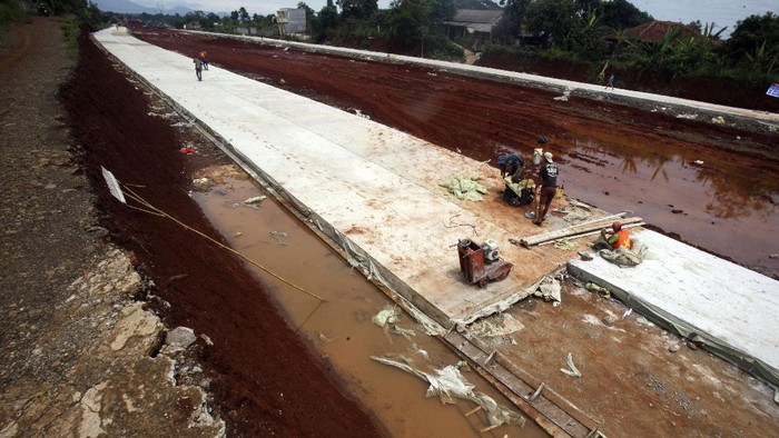 PEMBANGUNAN JALAN BOJONG GEDE-KEMANG BOGOR Pekerja beraktivitas di proyek jalan utama Bojong Gede -Kemang (Bomang) di Kabupaten Bogor, Jawa Barat, Kamis (22/10/2020). Pembangunan Jalan utama Bomang pada tahun 2020 sepanjang 2.435 meter memiliki pagu anggaran Rp41,2 miliar tersebut, ditargetkan selesai pada 25 Desember 2020 menghubungkan Desa Jampang, kecamatan Kemang hingga Desa Nanggerang, kecamatan Tajurhalang. ANTARA FOTO/Yulius Satria Wijaya/foc.