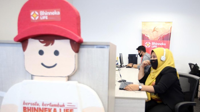 Pemberian Asuransi Pecahkan Rekor MURI Direktur Utama Bhinneka Life Wiroyo Karsono (kiri) menerima piagam penghargaan pemecahan rekor Museum Rekor Dunia Indonesia (MURI) dari Senior Manager MURI Triyono (kanan) atas rekor Pemberian Polis Asuransi Jiwa di Lokasi Terbanyak senilai total manfaat Rp 160 miliar di Jakarta, Kamis (22/10). Penghargaan ini diberikan atas kegiatan Pemberian 4.000 Asuransi Kecelakaan Gratis Untuk 4.000 Masyarakat Indonesia pada tanggal 01 - 07 Oktober 2020 melalui lebih dari 100 kantor pemasaran Bhinneka Life dalam rangka menyambut HUT ke empat Bhinneka Life bertemakan Empati Bhinneka Life Untuk Negeri.