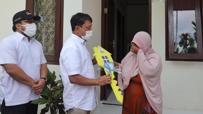 Pemberian secara simbolis pembangunan rumah warga menjadi layak huni