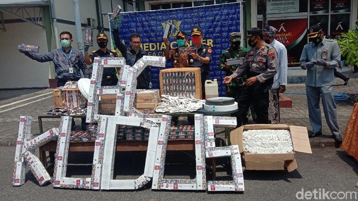 Pemusnahan 6,5 juta batang rokok ilegal di kantor Bea Cukai Kudus. Rokok ilegal ini bernilai sekitar Rp 5 miliar. Pemusnahan dilakukan pada Kamis (22/10/2020).