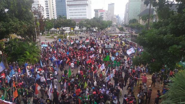 Massive appearance of workers at the Monas horse statue at 3.30pm WIB (Photo: Luqman / detikcom)