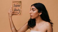 Saat pandemi COVID-19 tahun lalu, Rupi Kaur menerbitkan buku puisi ketiga yang berjudul Home Body, sebelumnya dia merilis Milk and Honey dan The Sun and Her Flower.  Foto: Amrita Singh, Rupi Kaur/ Instagram