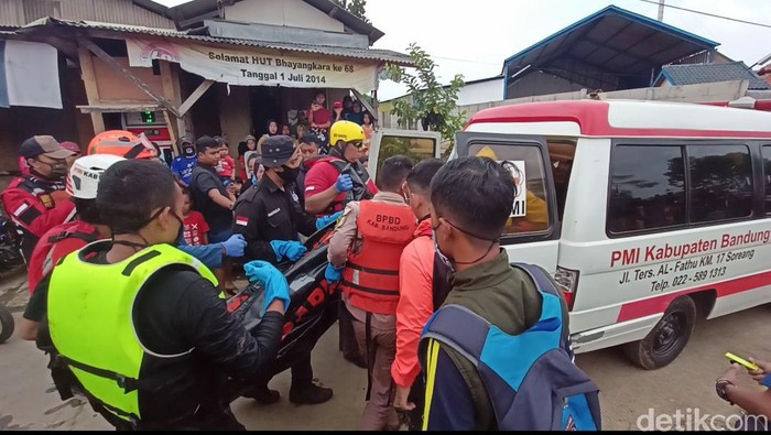 Petugas berhasil menemukan jasad bocah yang tenggelam di anak Sungai Citarum.