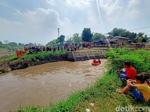 2 Perahu Karet Diterjunkan Cari Bocah Tenggelam di Anak Sungai Citarum
