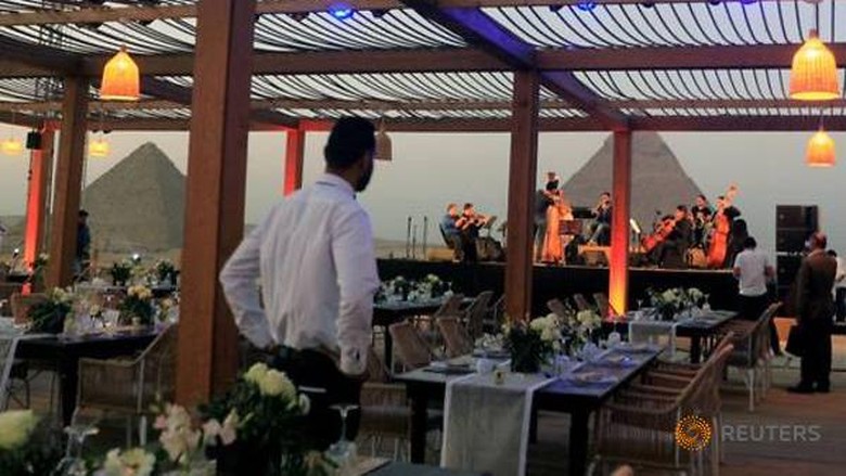 Piramida Giza Restoran baru menghadap Piramida Giza.