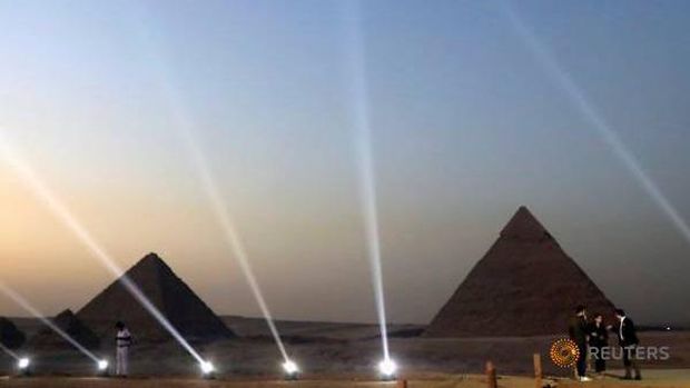 Restoran baru menghadap Piramida Giza.