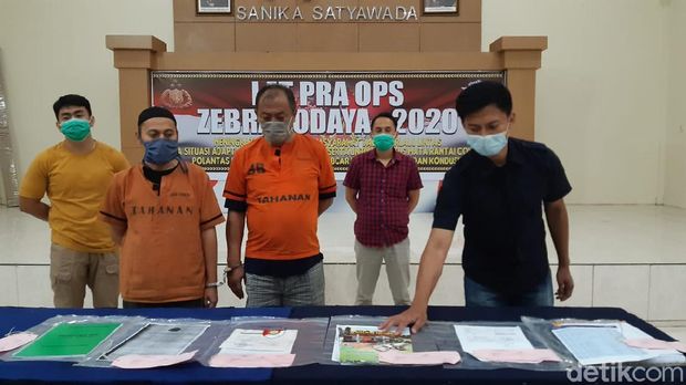 Polisi mengamankan dua pelaku penipuan rumah subsidi di Bandung Barat