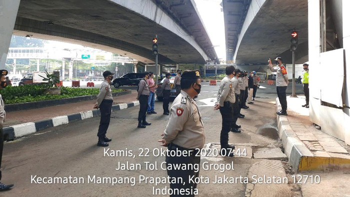Polisi siaga di flyover Kuningan antisipasi pendemo.