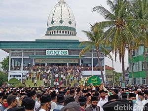 Ribuan Santri Ponpes Gontor Iringi Pemakaman KH Abdullah Syukri Zarkasyi