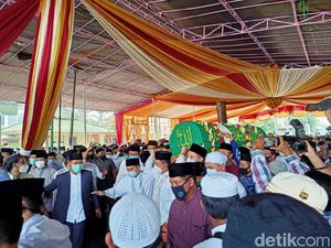 Proses Pemakaman KH Abdullah Syukri Zarkasyi