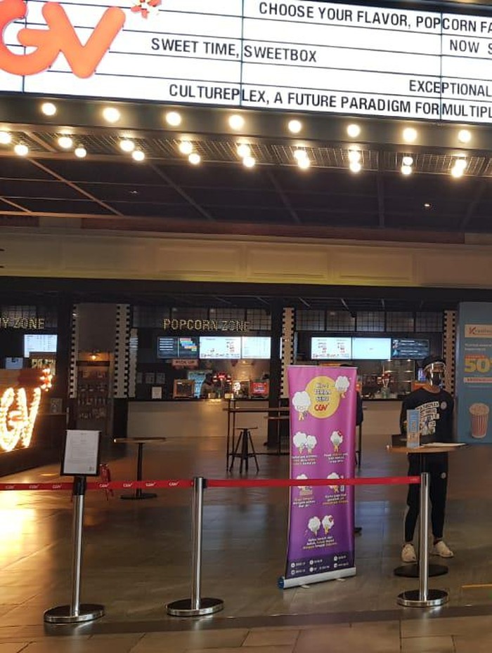 Potret Pintu Teater CGV yang Telah Dibuka Pengoperasian kembali bioskop CGV disambut baik masyarakat. Pasalnya sudah sekitar tujuh bulan bioskop tutup karena pandemi Corona.