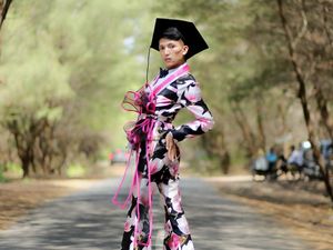 Bikin Heboh, 2 Pria Yogyakarta Ini Viral karena Wisuda Pakai High Heels