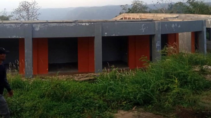 Proyek amphitheater di Geopark Ciletuh Sukabumi mangkrak.