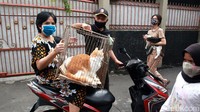 Tim medis memberikan vaksin kepada seekor kucing milik warga.