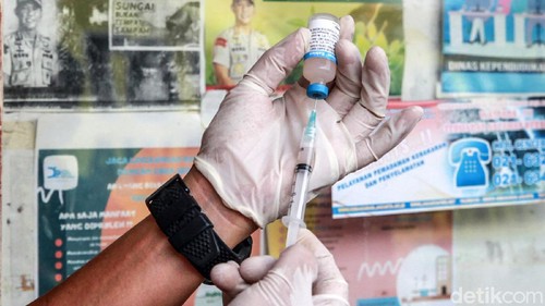 Warga antusias membawa hewan peliharaan di layanan vaksinasi rabies gratis di Johar Baru, Jakarta Pusat, Kamis (21/10/2020). Layanan tersebut dilakukan oleh Dinas Ketahanan Pangan, Kelautan dan Pertanian DKI Jakarta Pusat. Vaksinasi gratis tersebut akan berlangsung hingga 27 Oktober pekan depan.