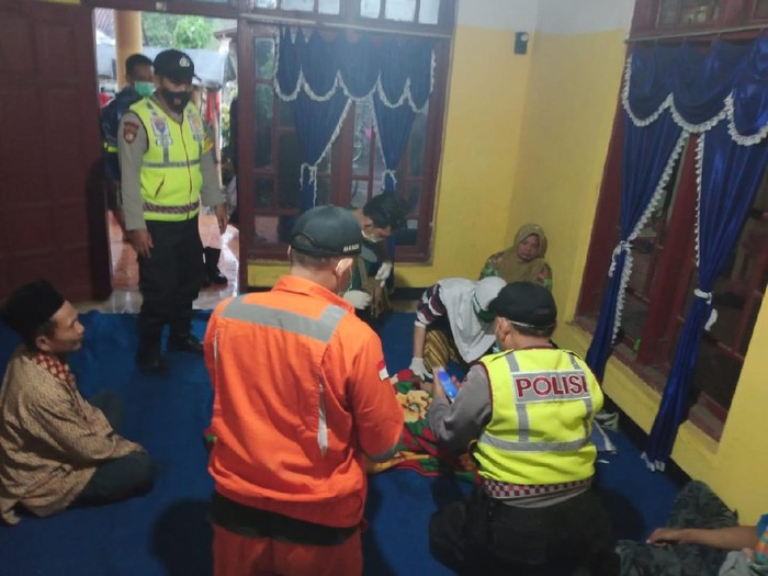 Seorang pelajar di Kediri tewas tersambar petir. Ia tersambar saat melintas di perkebunan tebu bersama ibu dan ayahnya.