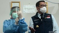 Dokter Martiani didampingi Ridwan Kamil menyiapkan vaksin yang akan disuntikan kepada pasien dalam simulasi di Puskesmas Tapos.