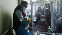 Ridwan Kamil juga mengecek ruang pendaftaran bagi pasien yang akan diberikan vaksin dalam simulasi tersebut.