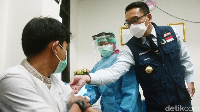 Ridwan Kamil Tinjau Simulasi Vaksin COVID-19 Puskemas Tapos, Kota Depok menjadi tempat vaksinasi COVID-19, Kamis (22/10/2020). Gubernur Jawa Barat Ridwan Kamil (RK) pun datang untuk meninjau.