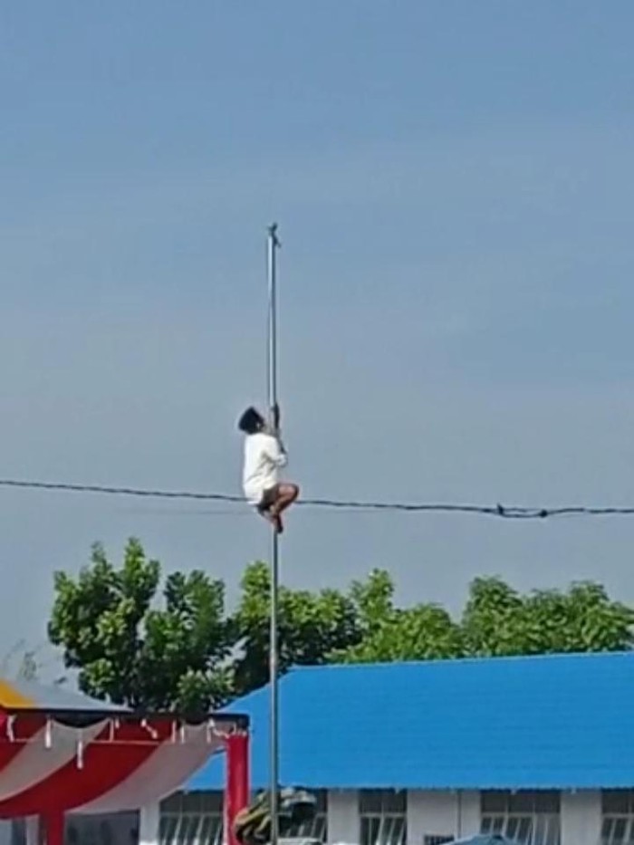 Santri di Gorontalo Panjat Tiang Bendera karena Tali Putus