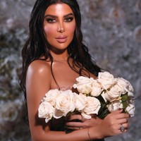 Seorang presenter tv dan radio bernama Sazdel El Kak baru saja dideportasi dari Kuwait ke negara asalnya Lebanon. Sebelumnya artis yang sering disebut Kardashian-nya Arab itu telah diperingatkan untuk tidak berfoto dengan baju ketat. Foto: Instagram@sazdell