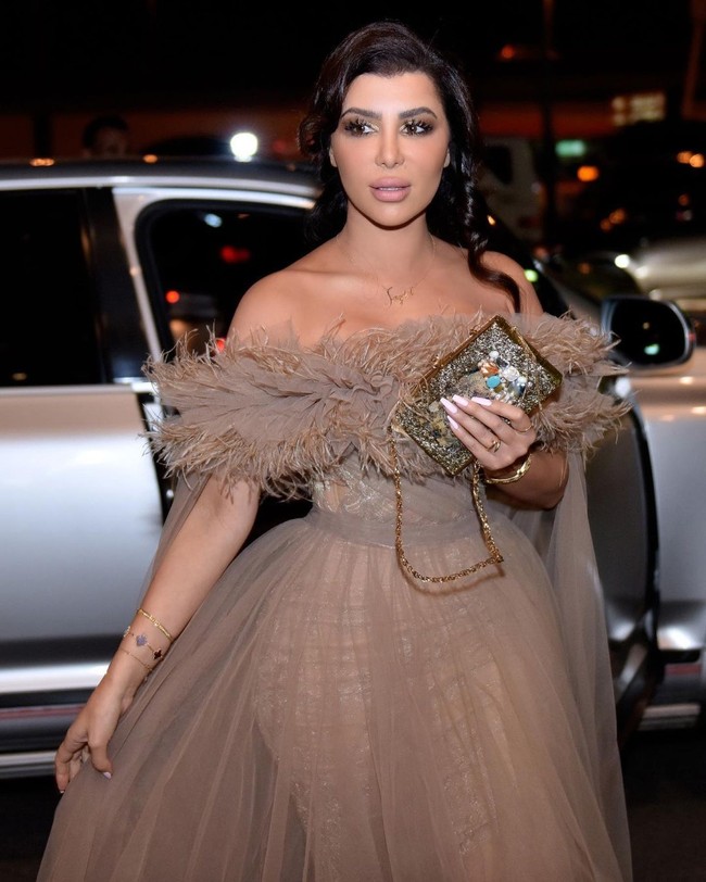 Sazdel terpaksa diusir dari Kuwait karena postingannya di media sosial yang dianggap menyalahi moral publik. Koran Al Qabas melaporkan bahwa pihak Direktorat Umum Investigasi Kriminal telah menerbangkanya ke Beirut demi kepentingan publik. Foto: Instagram@sazdell