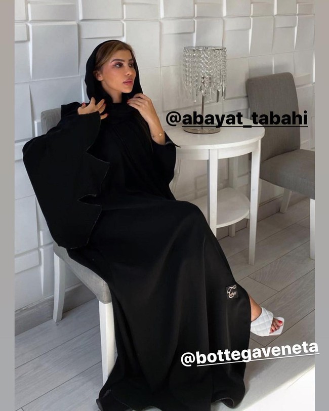 Tak dijelaskan dengan jelas postingan seperti yang membuat Sazdel  dideportasi. Namun wanita itu memang kerap mengunggah foto dan video yang menonjolkan bentuk tubuhnya yang seksi di Instagram.Foto: Instagram@sazdell