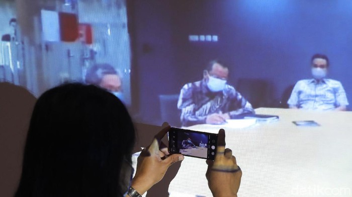 Sidang perdana mantan Sekretaris Mahkamah Agung (MA) Nurhadi dan menantunya Rezky Herbiyono dimulai. Sidang digelar secara virtual.