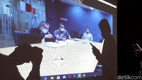 Pantauan detikcom, sidang dimulai pukul 11.10 WIB di PN Tipikor Jakarta, Jalan Bungur Besar Raya, Jakpus, Kamis (22/10/2020). Nurhadi dan Rezky mengikuti sidang secara virtual. Keduanya mengenakan baju batik dan bermasker.