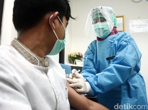 Media Asing Soroti Kelompok Pertama yang Terima Vaksin COVID-19 di Indonesia