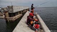 Warga setempat mengatakan selain mengancam keselamatan jika tidak diperbaiki, jika luapan air laut sampai di daratan juga akan mengancam mata pencaharian warga.  