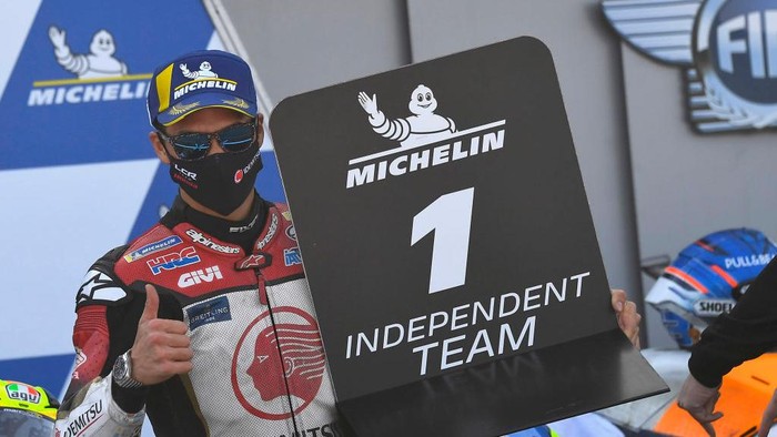 ALCANIZ, SPAIN - OCTOBER 18: Takaaki Nakagami of Japan and LCR Honda Idemitsu  celebrates the indipendent team victory under the podium during the MotoGP race during the MotoGP of Aragon at Motorland Aragon Circuit on October 18, 2020 in Alcaniz, Spain. (Photo by Mirco Lazzari gp/Getty Images)