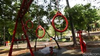 Saat ini aneka alat fitness juga telah tersedia di taman tersebut. 