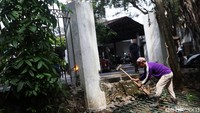 Pekerja melakukan pembongkaran pagar Taman Tebet di Jakarta Selatan.