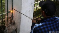 Pekerja melakukan pengelasan pagar saat melakukan revitalisasi taman.