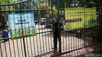 Spanduk penutupan taman terkait adanya revitalisasi terpampang di depan gerbang.