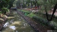 Sungai di sepanjang taman akan dinaturalisasi dengan pelebaran dan perubahan profil tanggul, tujuannya untuk bisa menjadi kolam retensi saat hujan.