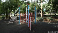 Di taman ini telah terdapat aneka permainan untuk anak-anak.