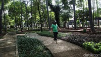 Taman Tebet atau kerap disebut Taman Honda dibangun pada tahun 1960 dan sempat terbengkalai pada tahun 1970. Pernah pula menjadi pemukiman liar sampai tahun 2006. Pada 2010, taman direvitalisasi dengan penanaman 1.180 pohon.