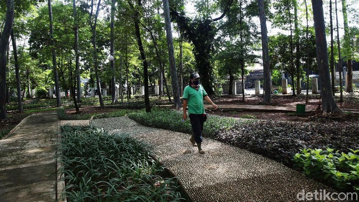 Pemerintah Provinsi DKI Jakarta melakukan revitalisasi Taman Tebet, Kamis (22/10). Taman yang berada di kawasan Tebet direvitalisasi menjadi Eco Garden.